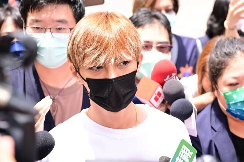 炎亚纶警局做完笔录被带回天母住处搜索查扣证物