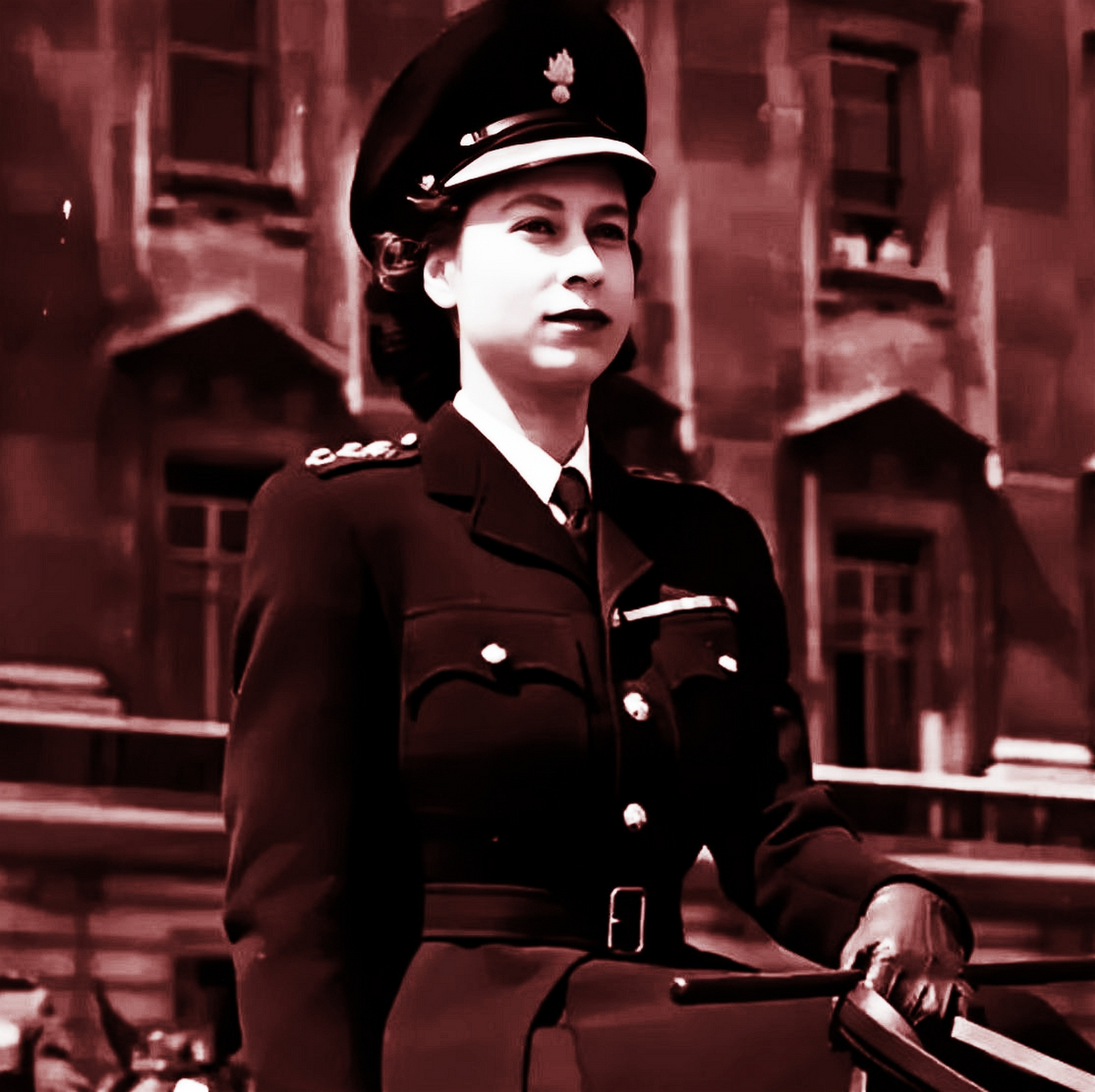1960年,英国女王伊丽莎白身穿军装,头戴军帽,配上老照片,一骑绝尘