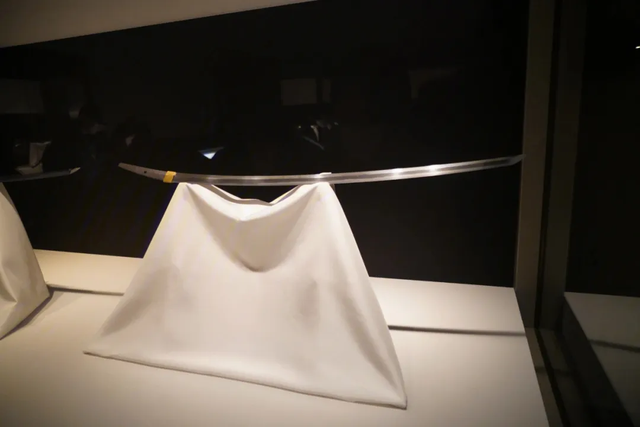 世界上公认的三大名刀之一·日本武士刀—天下五剑(三日月宗近)