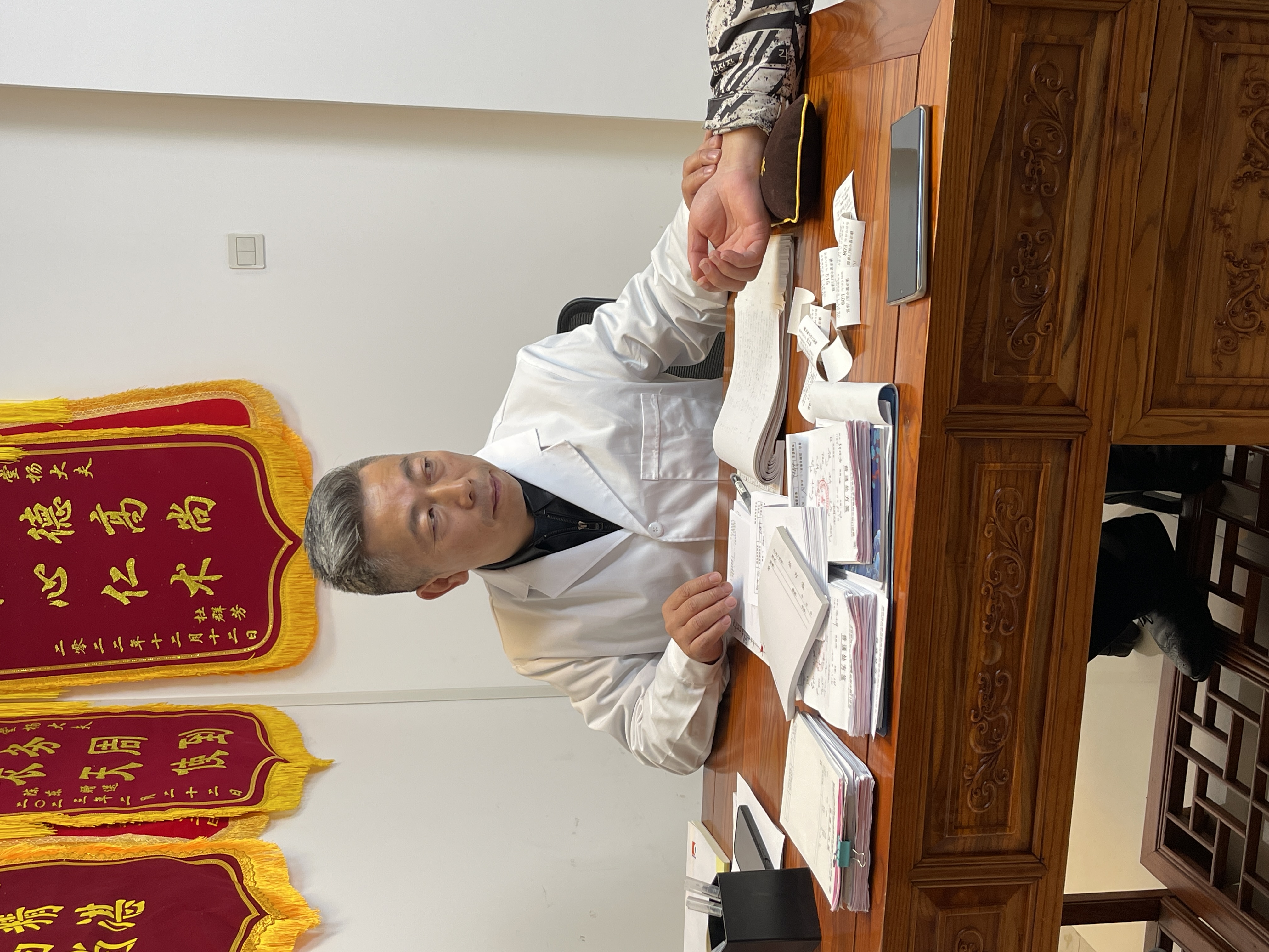 以下是两种简单的方法可以在家缓解这种情况热敷后腰晚上泡脚的