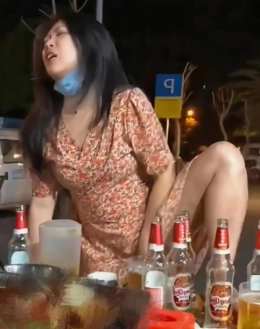 xx:真的假的呀? 小姐姐:不是跟你吹呀,别人喝酒论瓶,我是论宿.