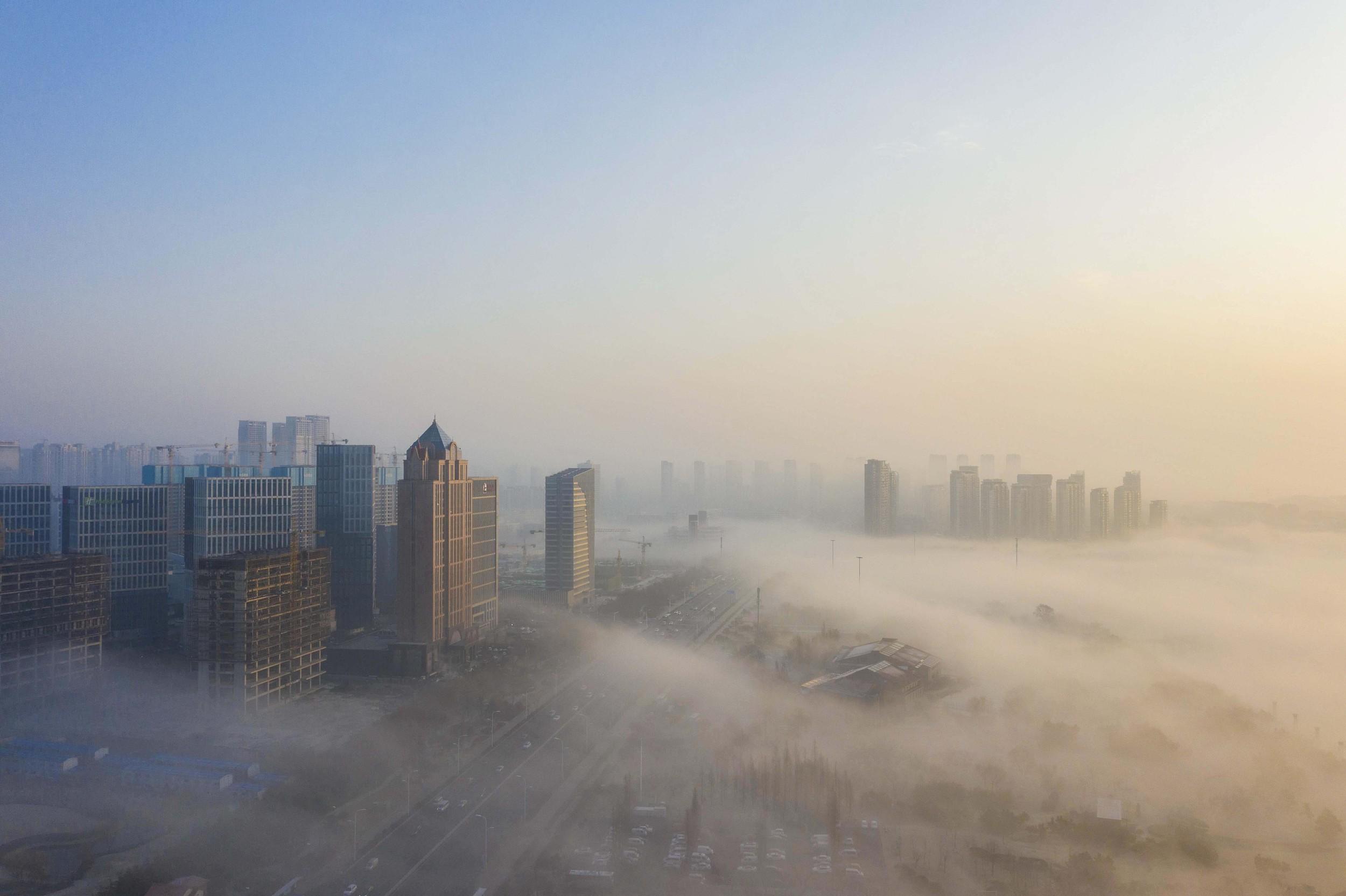 青岛现平流雾景观 城市建筑如梦如幻