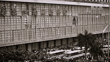 时针再拨回到1957年4月,第一届中国出口商品交易会在广州举办,到会客