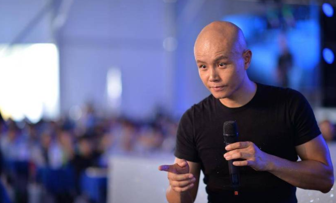 48岁主持人乐嘉现状:在美国住别墅,开豪车,过着奢华生活!