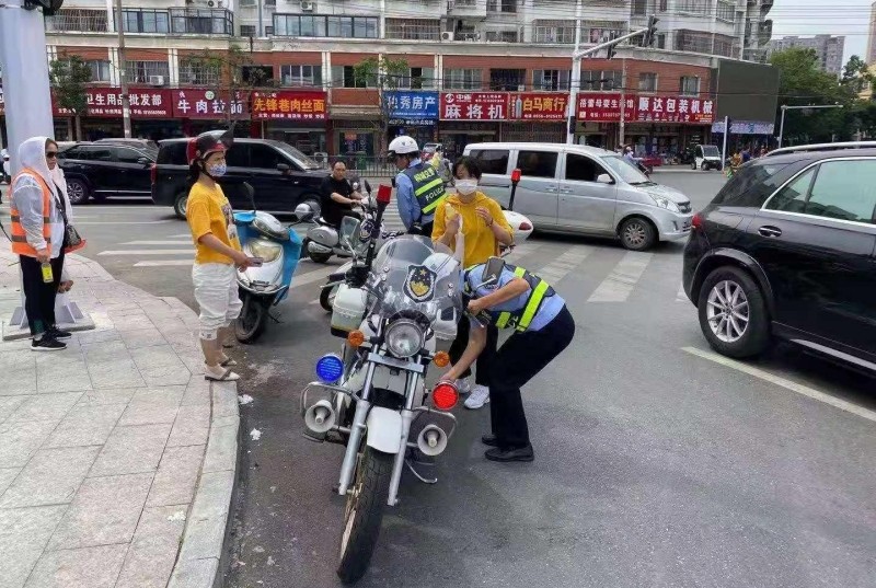 桐城:考生家长骑电动车发生碰擦 交警送考中安慰考生安心考试