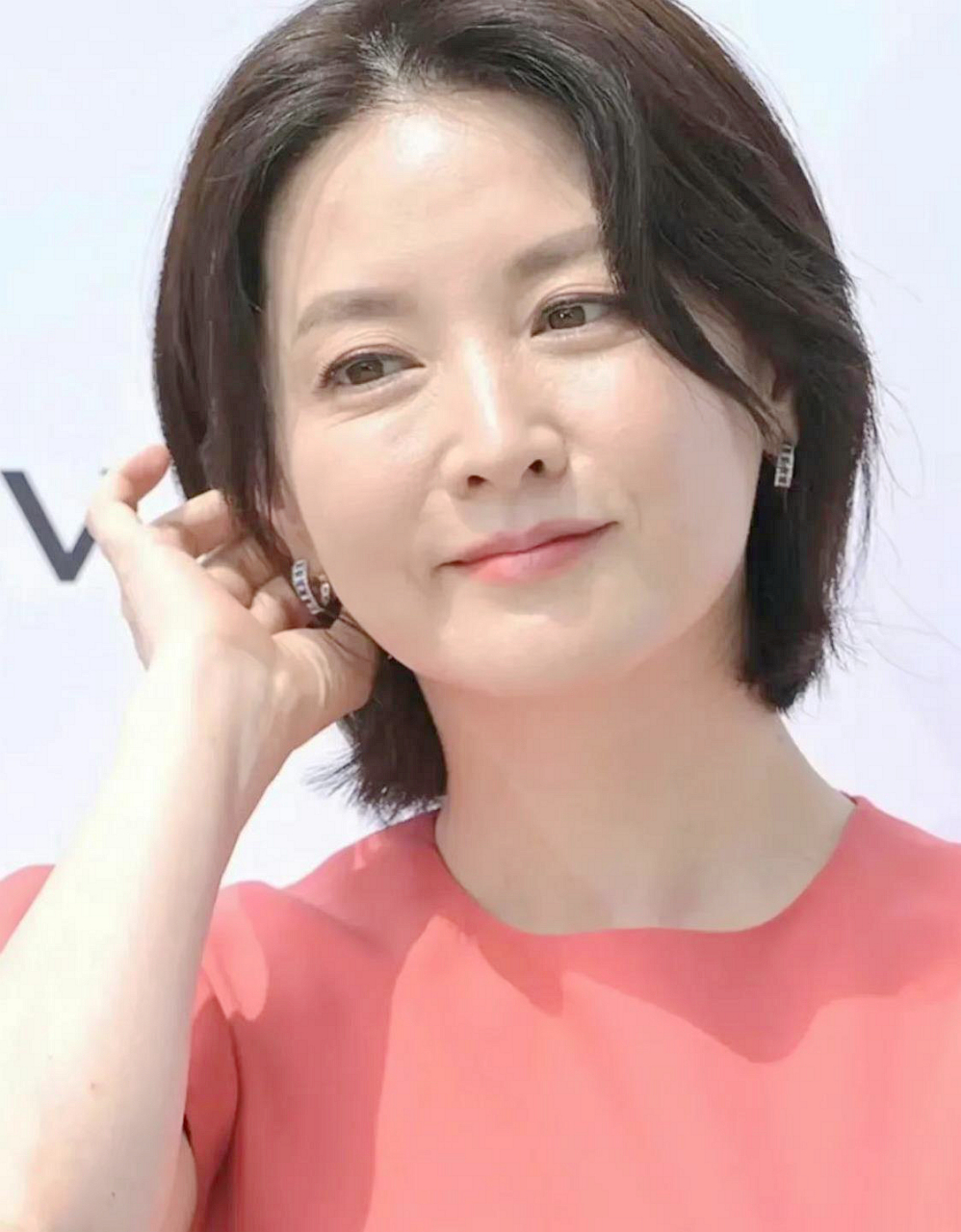 52岁的李英爱出席了活动.