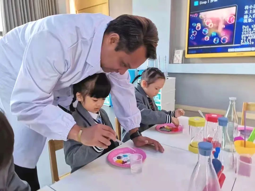 童奕之星,如何培养幼儿的创造力,一起走进小精灵幼儿科学课堂中