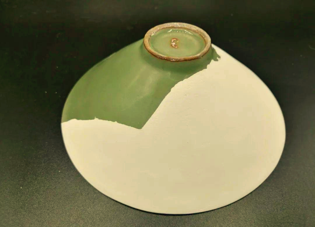 通过精湛的石膏修复工艺,文物专家们能够使破损的瓷器焕发新生,展现出