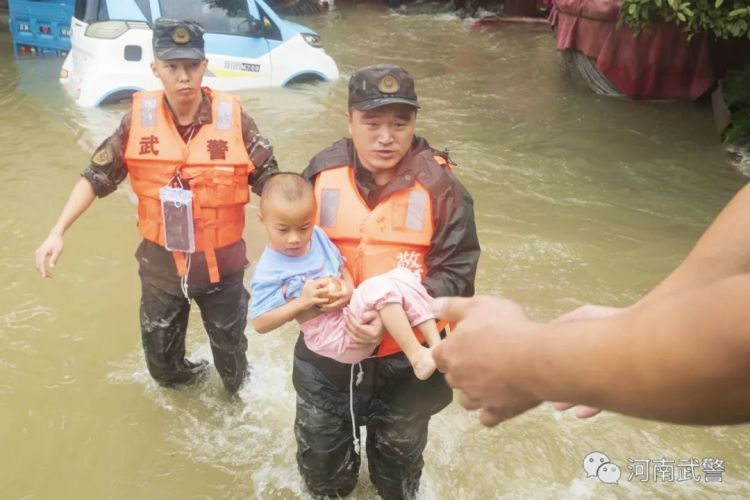 河南暴雨救援图片