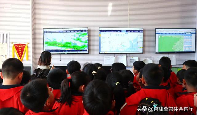 平泉市府前小学开展"探索气象奥秘 感受科学魅力"红领巾研学活动