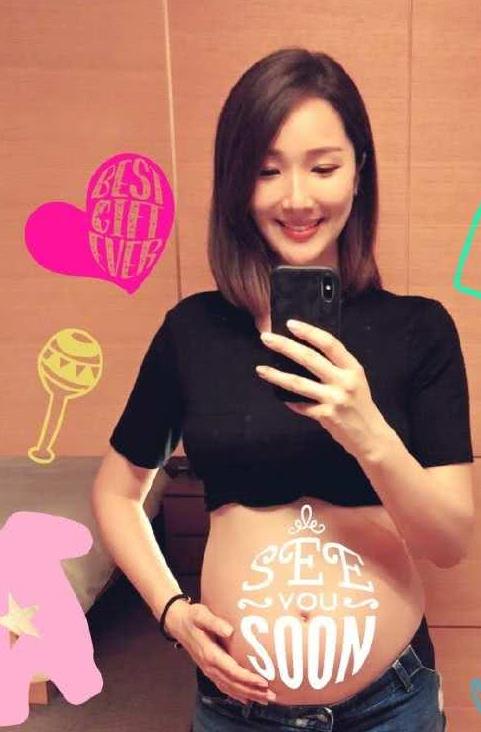 孕7个月的李亚男,胃口大开,一脸胶原蛋白,不看肚子,像少女!