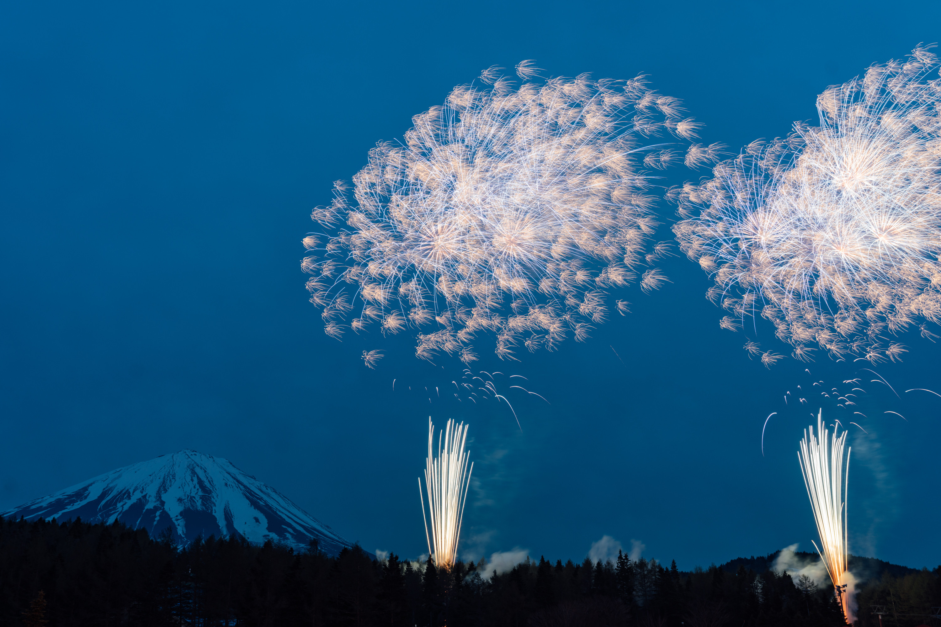 (国际)"绝景花火"烟花大会在日本山梨县举行