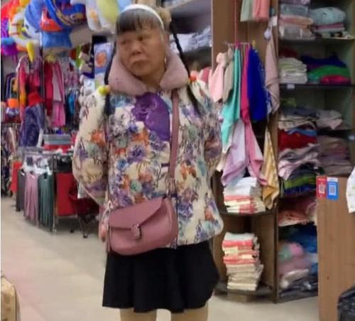 "最潮老奶奶"走红网络,花棉袄,小裙子,丝袜,莫名觉得太可爱