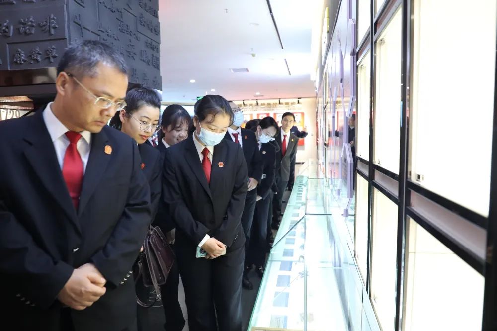平果法院组织全体干警到平果禁毒教育示范基地参观学习