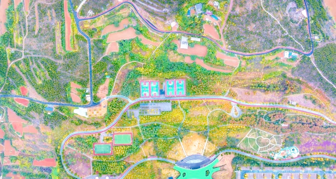新密市雪花山的秋日色彩与登山体验