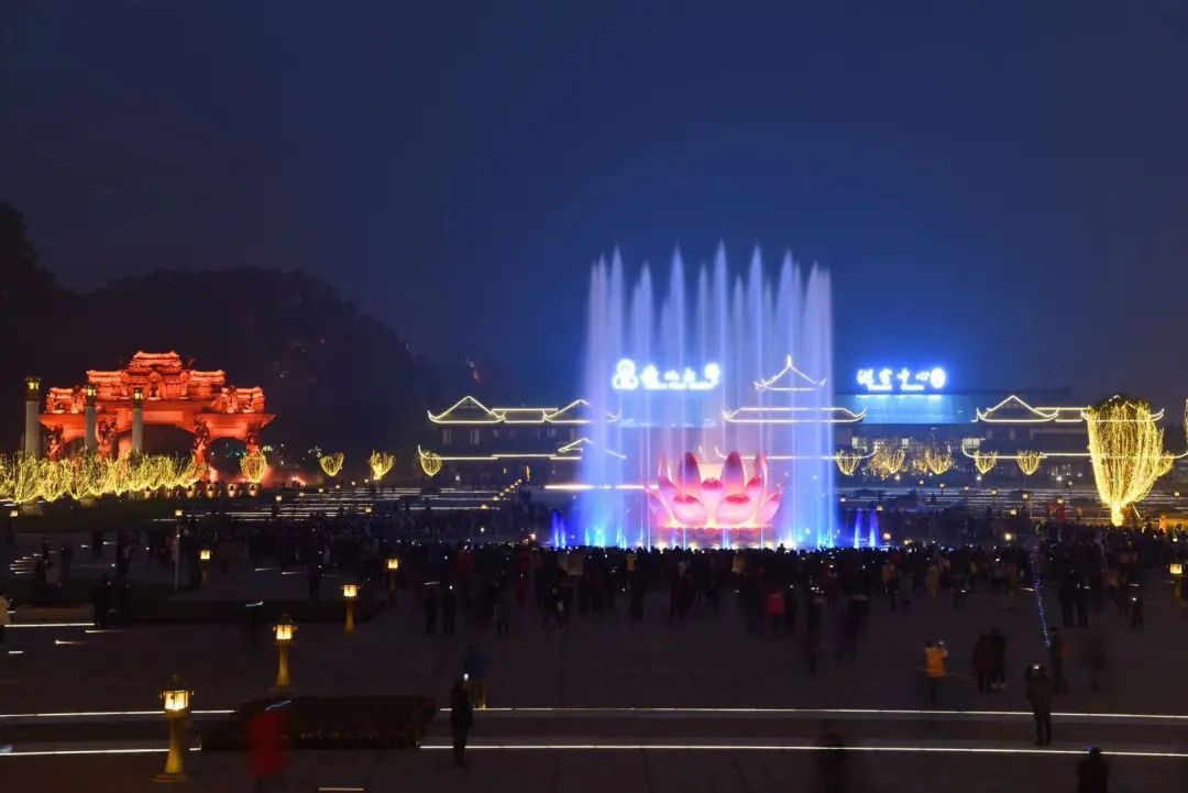 乐山大佛文化广场年味浓,晚上更有喷泉表演不能错过!