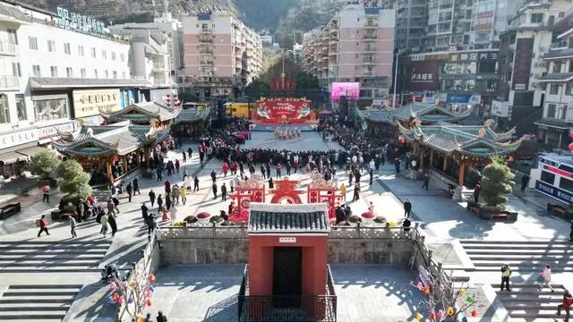 "与此同时,在雅江县木雅广场,一场精彩的新春表演如火如荼地进行着.