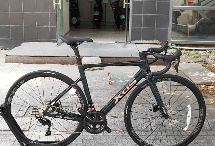 最便宜的配置禧玛诺 105 套件的知名品牌自行车款有哪些