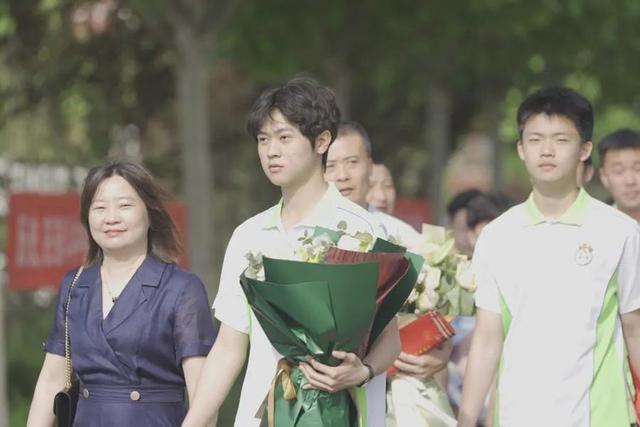 济阳闻韶中学第三届十八岁成人礼仪式隆重举行