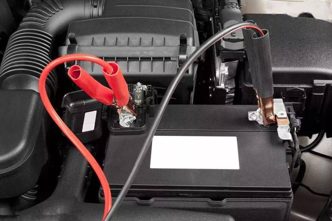 以下是给汽车电瓶充电的几种方法:首先,当汽车电瓶电量耗尽导致发动机
