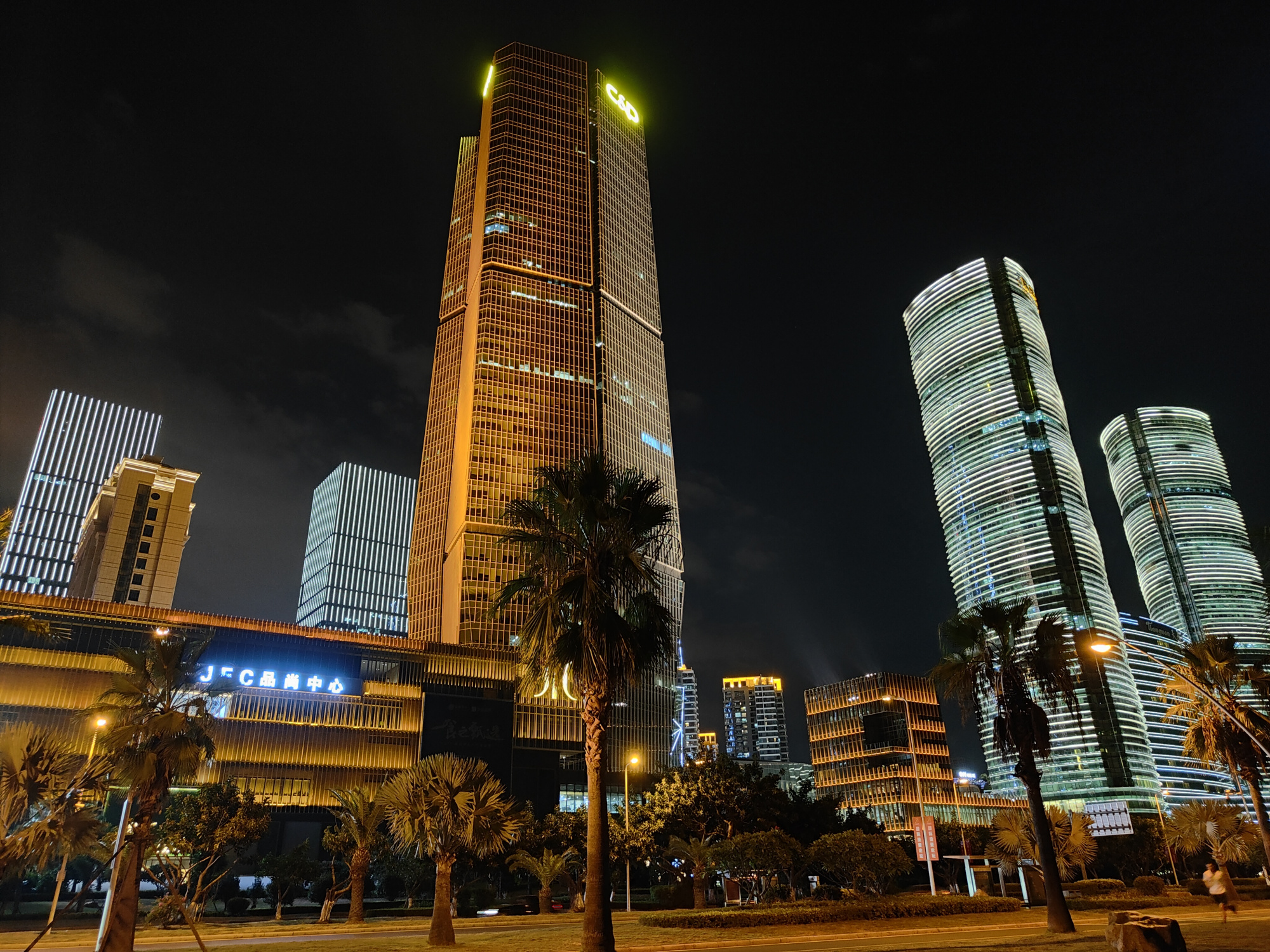 夜晚的厦门会展中心和观音山沙滩风景