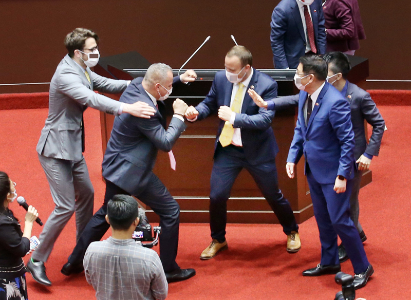 斯国窜访团在台"立院"模拟打架 台媒:献家丑赔上尊严!