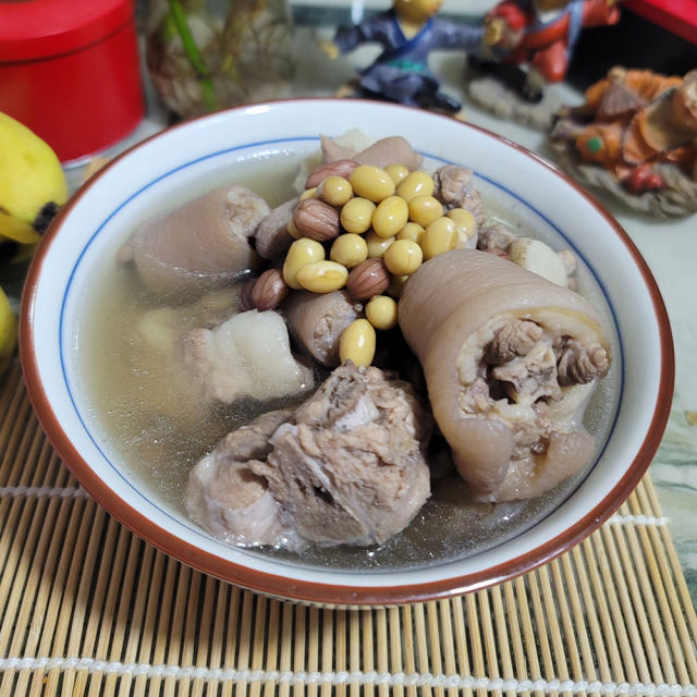 花生黄豆煲猪尾,营养丰富,汤鲜味美