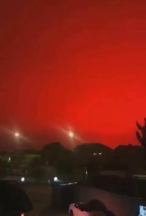 浙江舟山现血红天空,是预示什么吗?