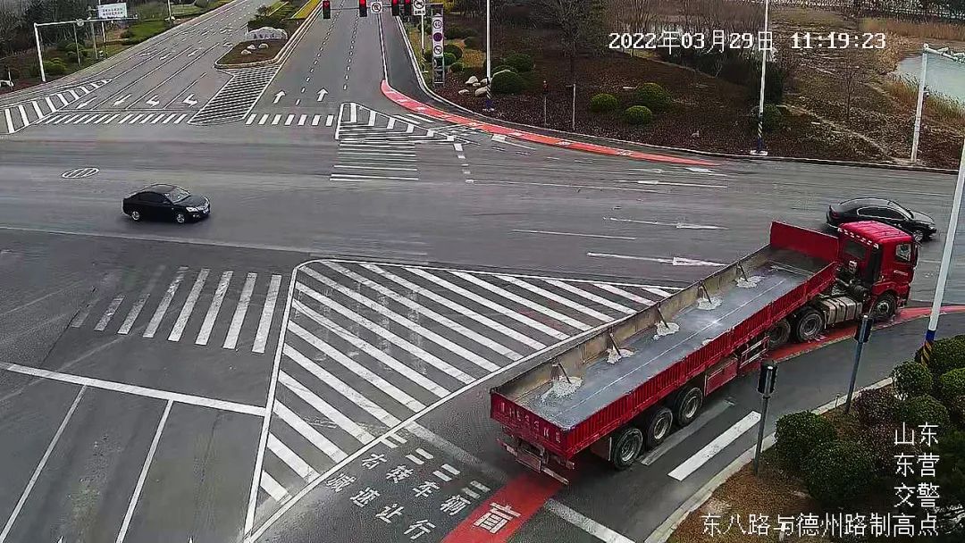 让盲区"看得见" 我市26处大货车转弯盲区"减速让行"标线亮相