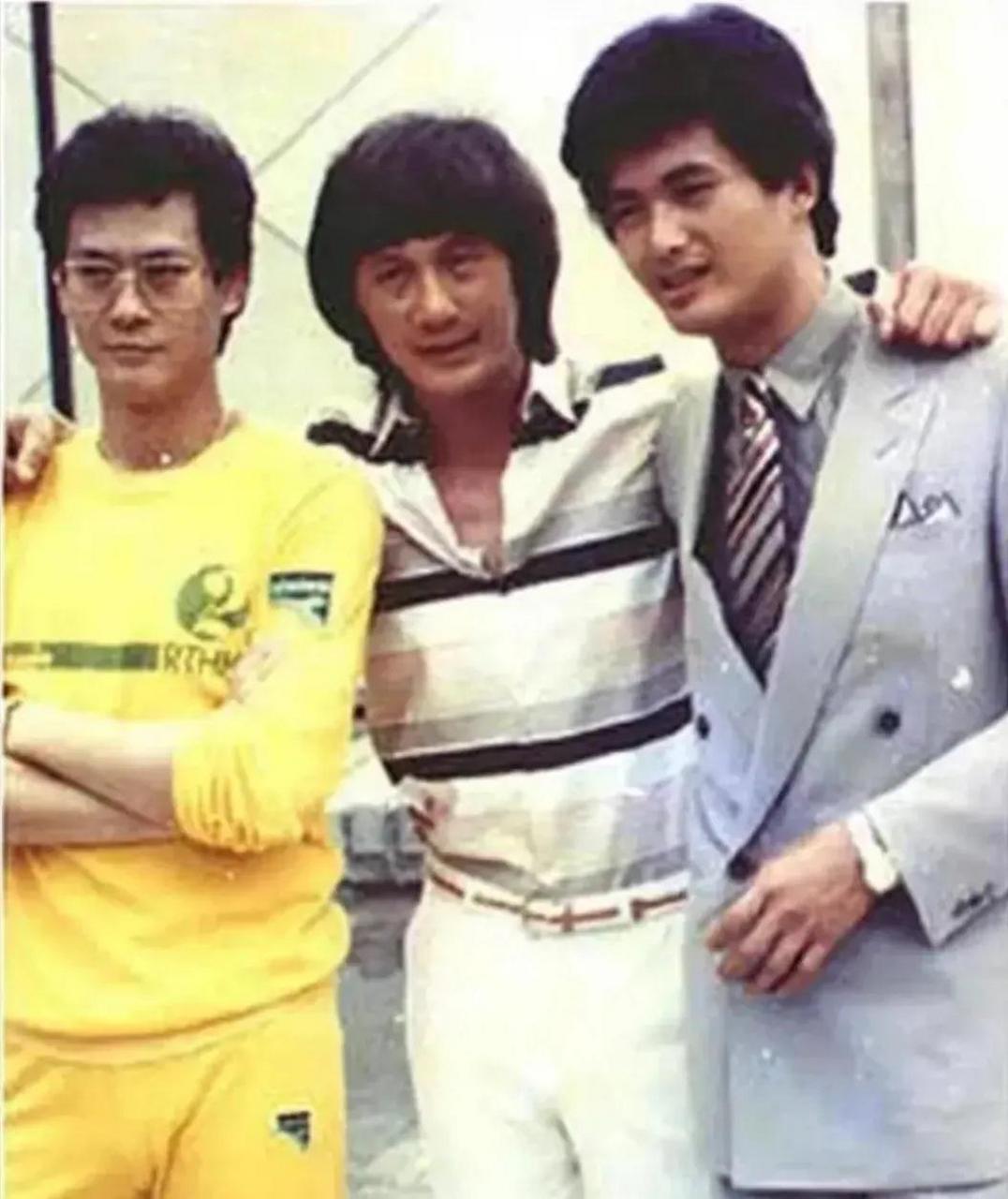 一眼就看出来了,左边郑少秋,右边周润发,能站在他俩中间的,肯定不简单