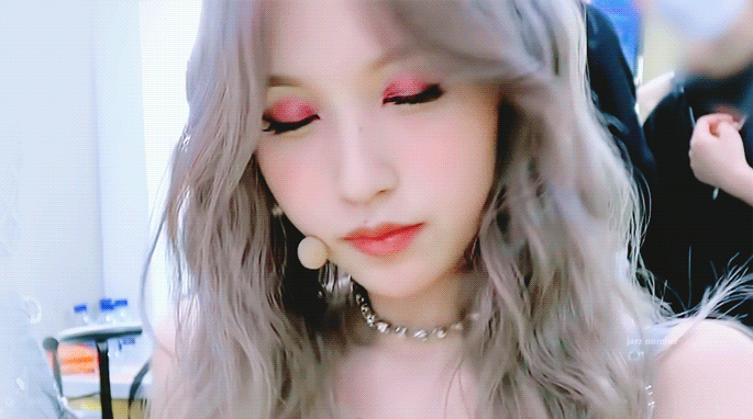 舞台上迷人的金发名井南,淘气又可爱