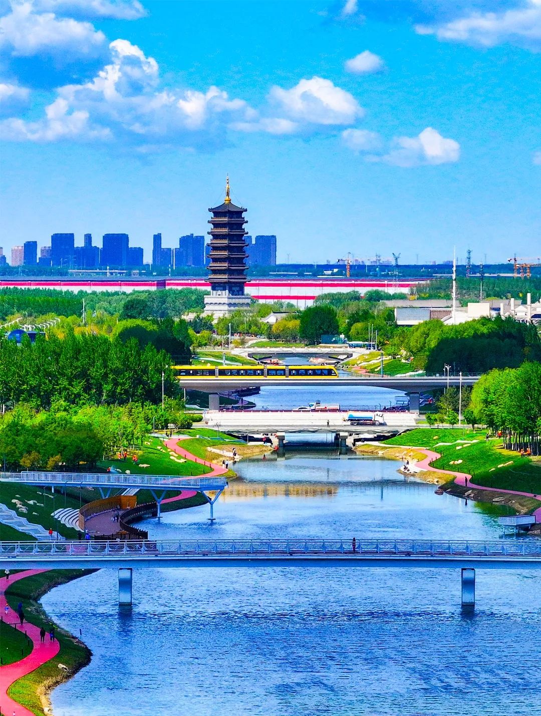 上溪面的小桥白日俯瞰溪水静流悠扬似入古画夜幕观赏满目彩灯绚丽缤纷