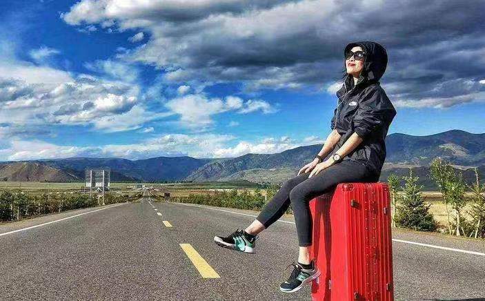 川藏线上的"穷游女"搭车被拒,是啥原因?老司机:换你也会拒绝
