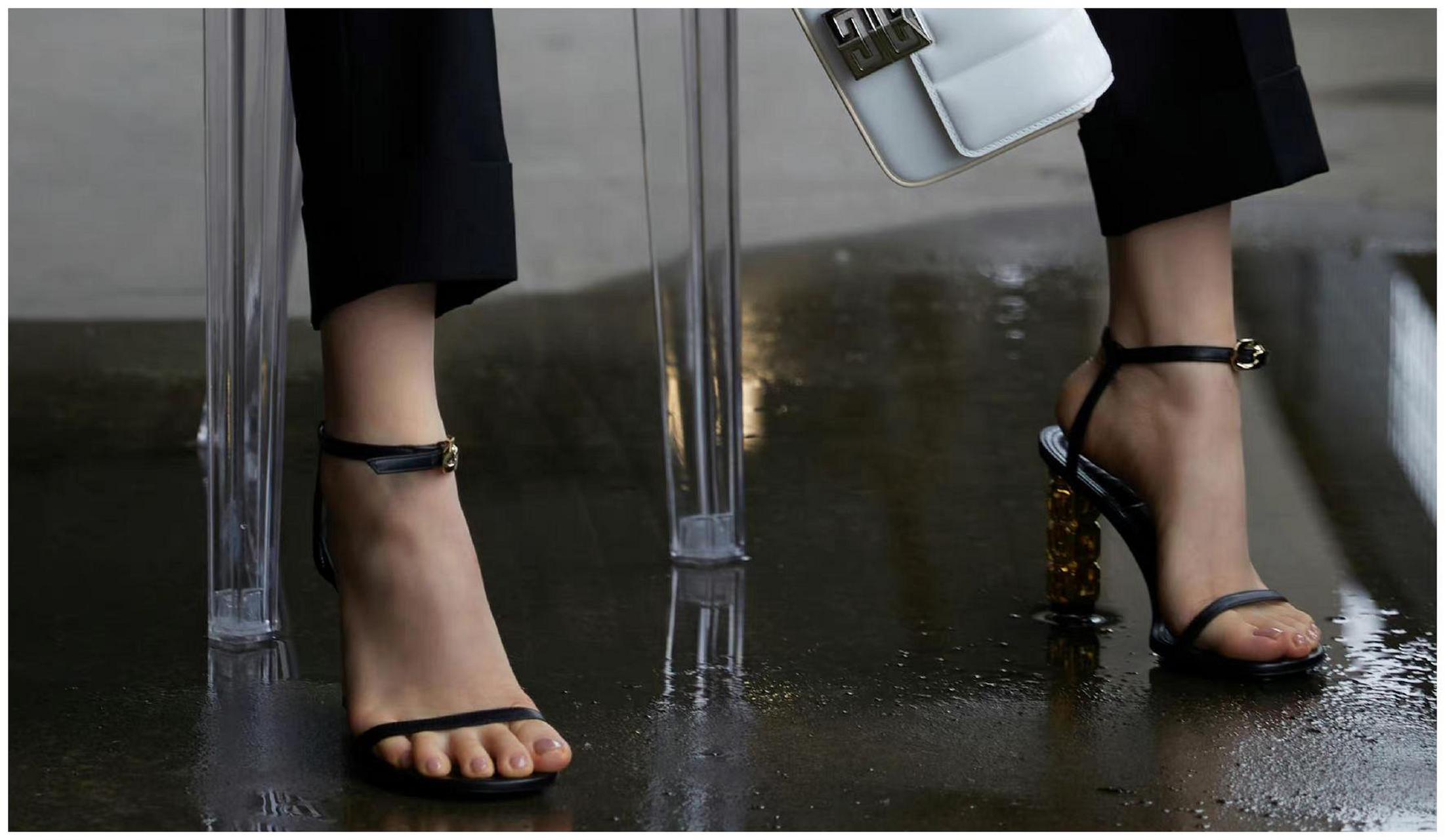 欧阳娜娜黑色西裤一字带高跟凉鞋嫩嫩的美jio