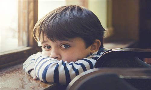 孩子有以下懂事的表现并非好事,可能代表娃很自卑,无法自拔
