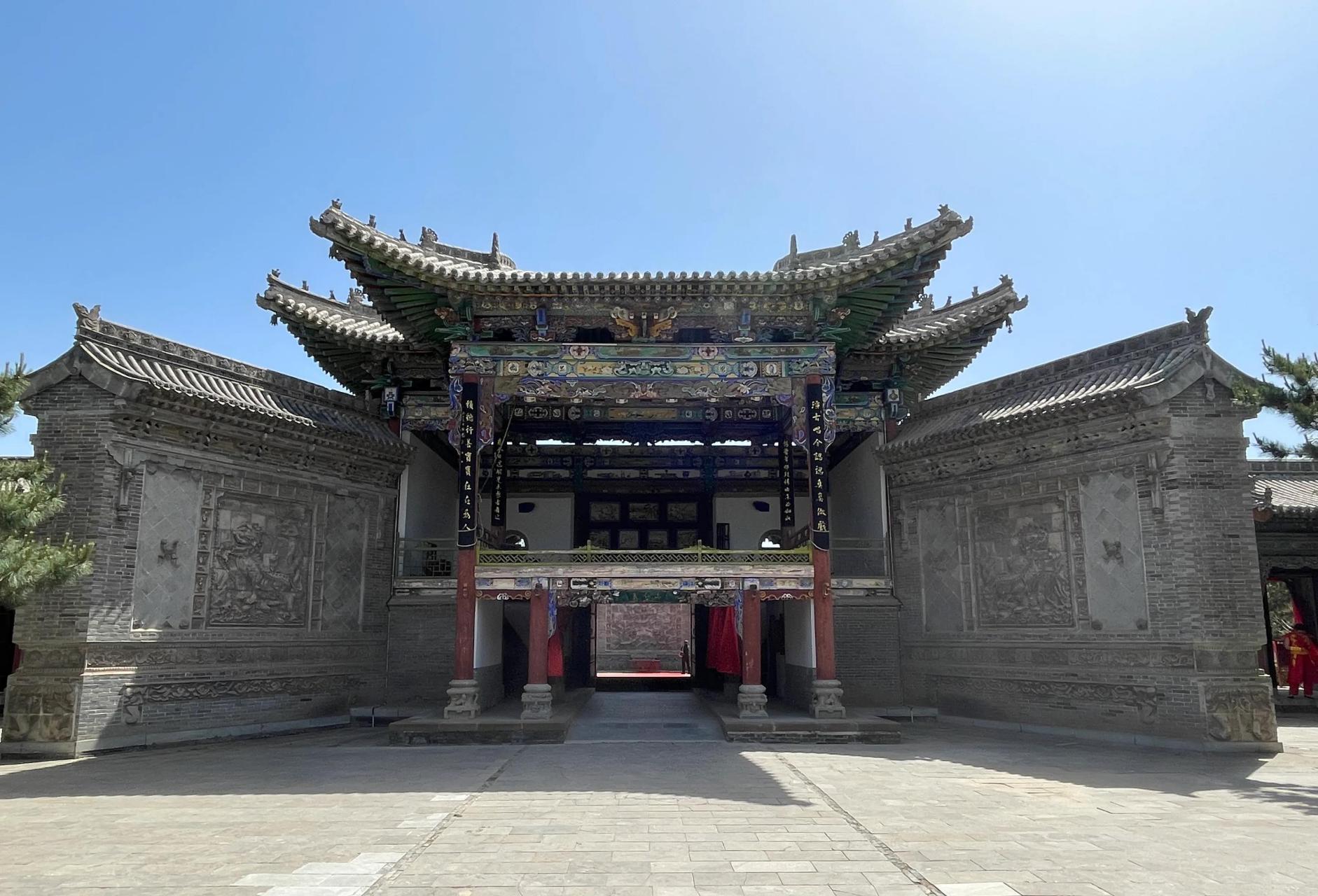竟然无形中把号称"晋商三蒂莲"的【祁县乔家大院】,【灵石王家大院】