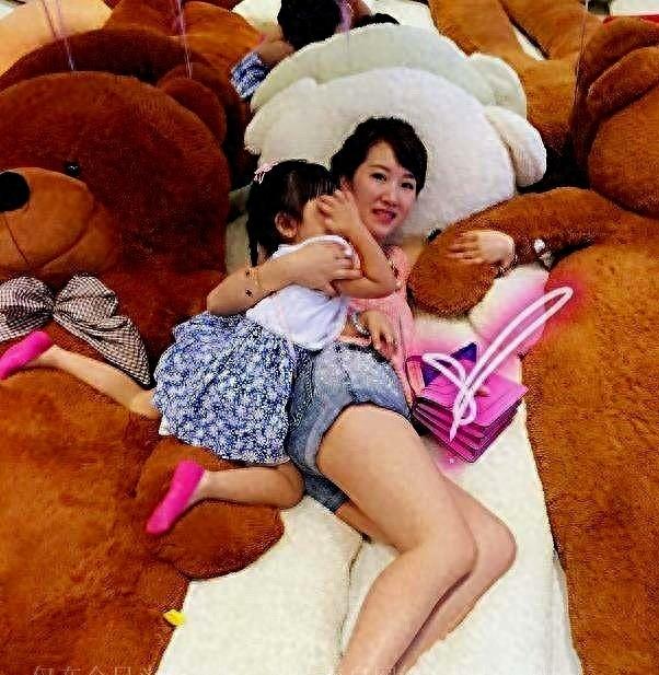 李念和51岁富豪老公罕见合照,生俩娃脸还嫩得像少女,笑靥如花