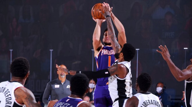 太阳泼水狂欢!布克35分绝杀躺上地球之巅,美媒:比70分更有意义