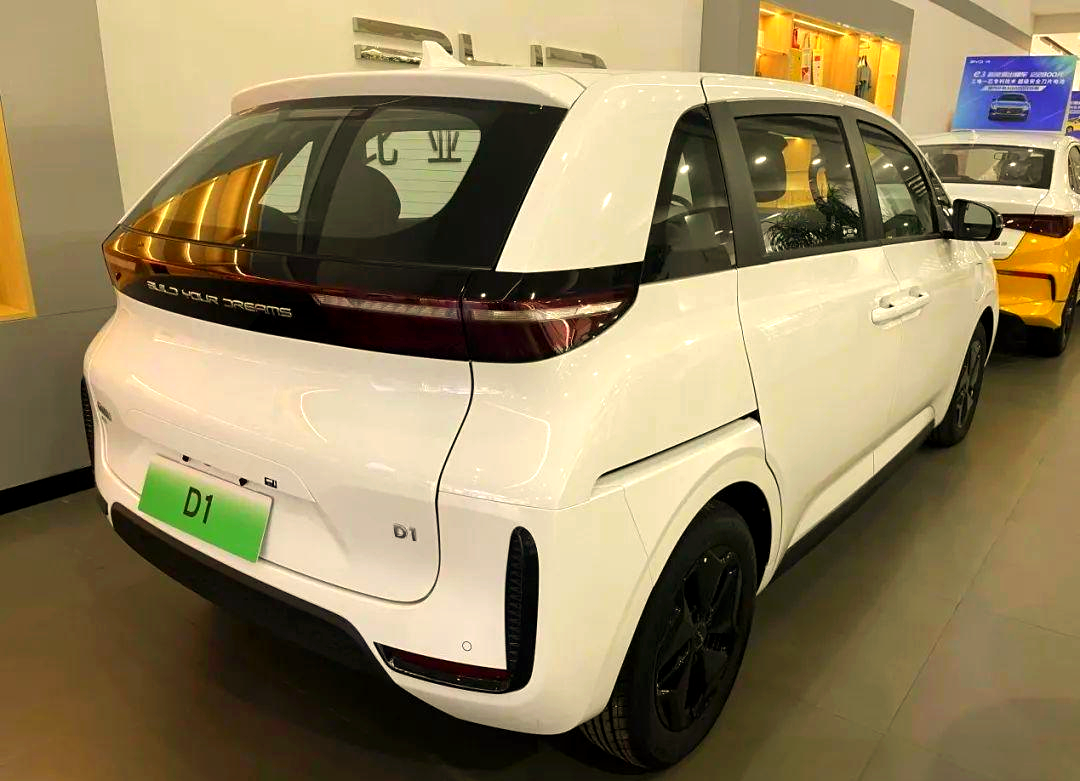 比亚迪五座mpv d1实拍体验:车小空间大,电动侧滑门便捷上下车