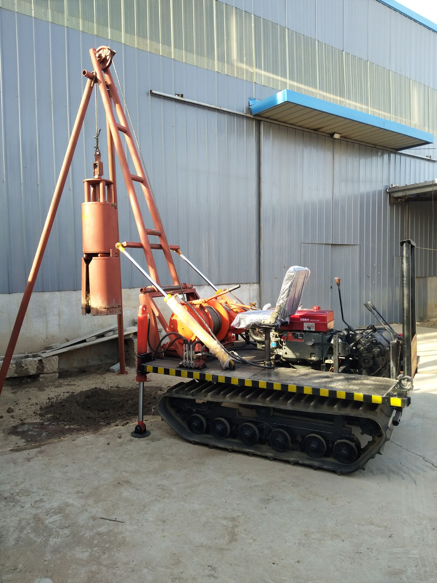 履带式洛阳铲打桩机增加的四轮导向及前铲推土功能