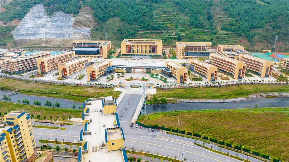 会泽县文渊中学  刘光信 摄创办于2020年会泽文渊中学,办学至今不过短