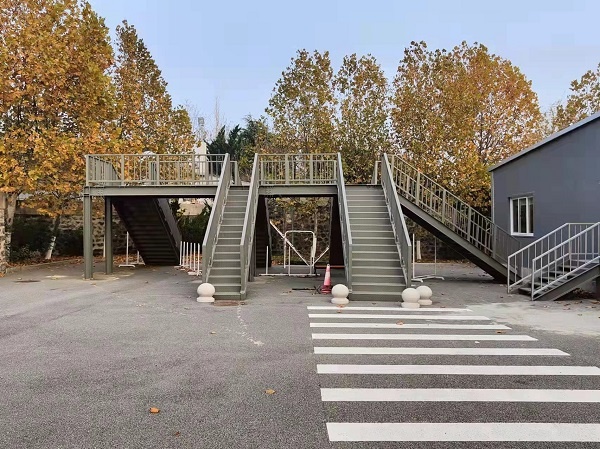 中国导盲犬大连培训基地建成导盲犬模拟训练场