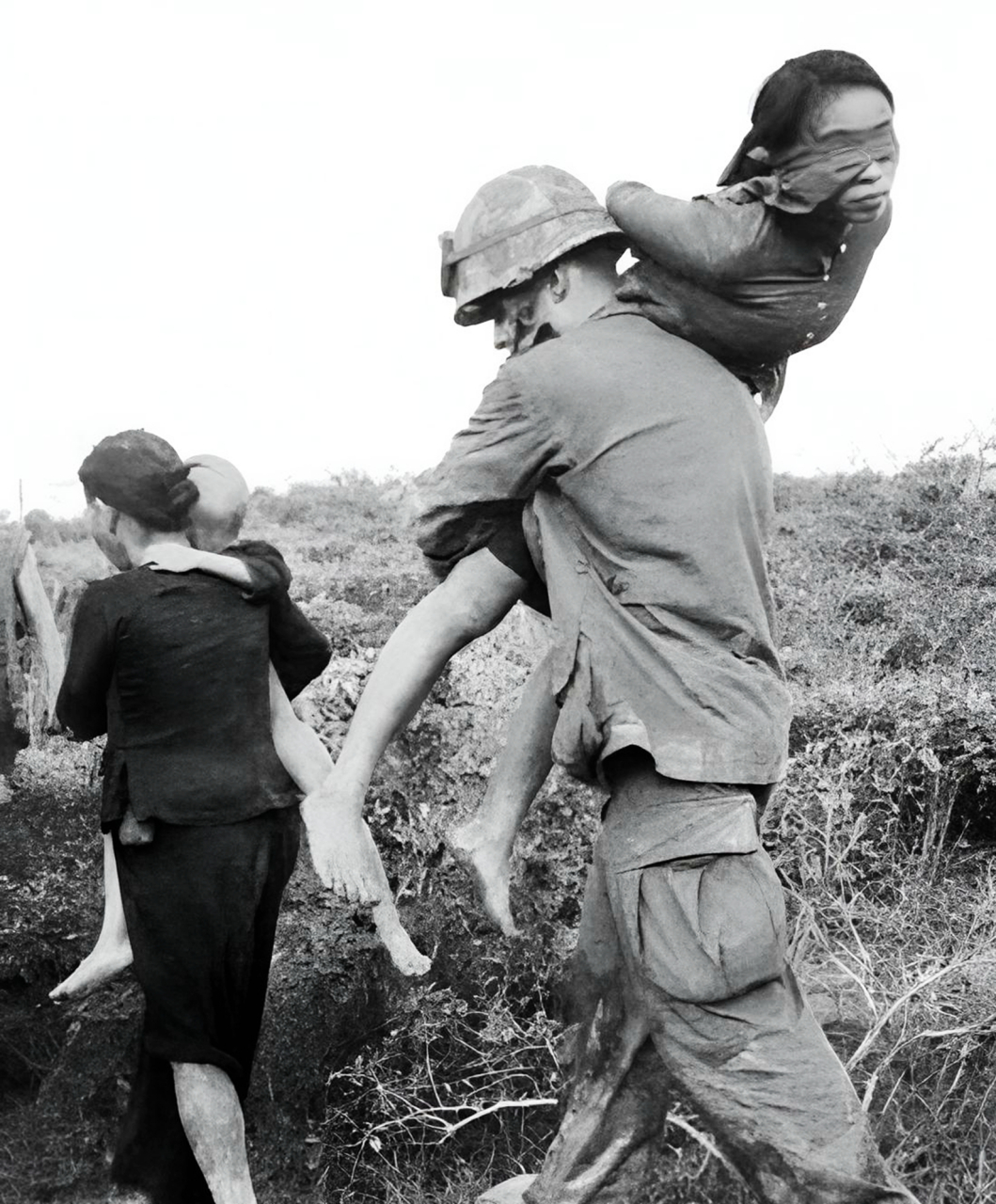 1971年,一名越南士兵不幸被俘.她赤着脚走路,估计是脚受伤了!