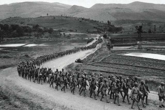 松山战役远征军围剿日军,9岁小兵宁死不降,一千娃娃兵为国捐躯