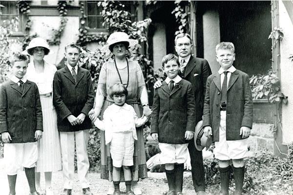 世界首富洛克菲勒的大智慧:没钱时,"装孙子"也是一种策略