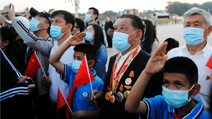 红"全国民族团结进步模范个人"沙勒克江·依明观看升国旗仪式侧记