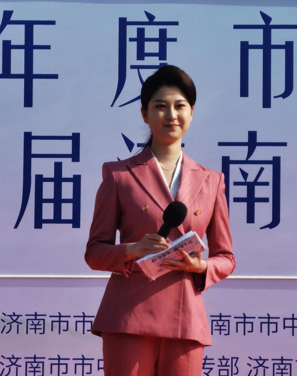 昨天下午 山东广播电视台主持人 张安琪 在济南南部山区 主持玉符河