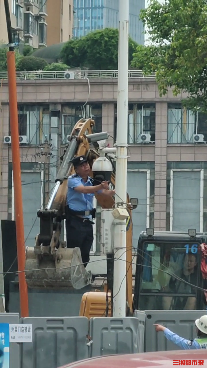 长沙街头又现"托举哥 电缆线掉落,多位民警托举保畅通