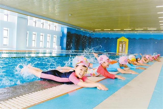 西安高新区第十七小学学生在上游泳课(资料图片) 学校供图