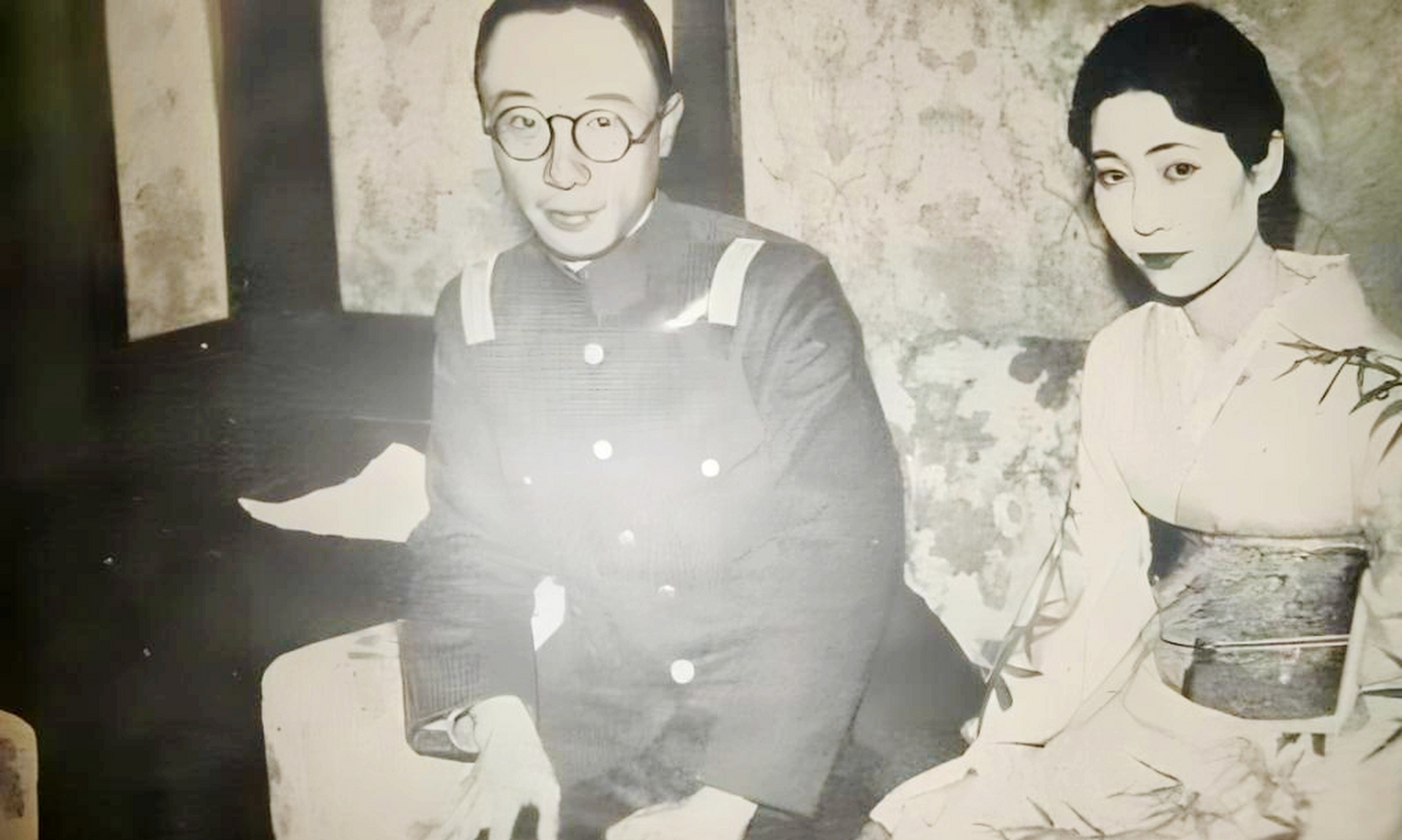 1926年,25岁的唐怡莹与军阀卢筱嘉的儿子有染.门突然打开.